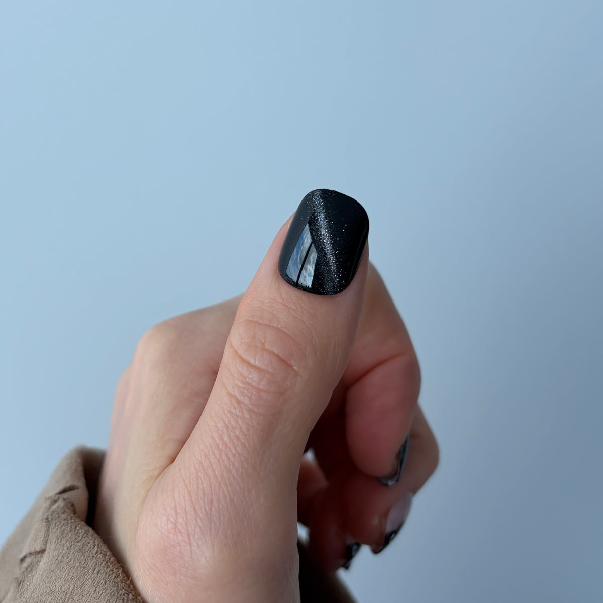 Candy Claws press-on nails with black cat french tip in extra-short size. Apply in minutes with salon quality results. Multiple sizes in each pack. Damage free reusable nails.