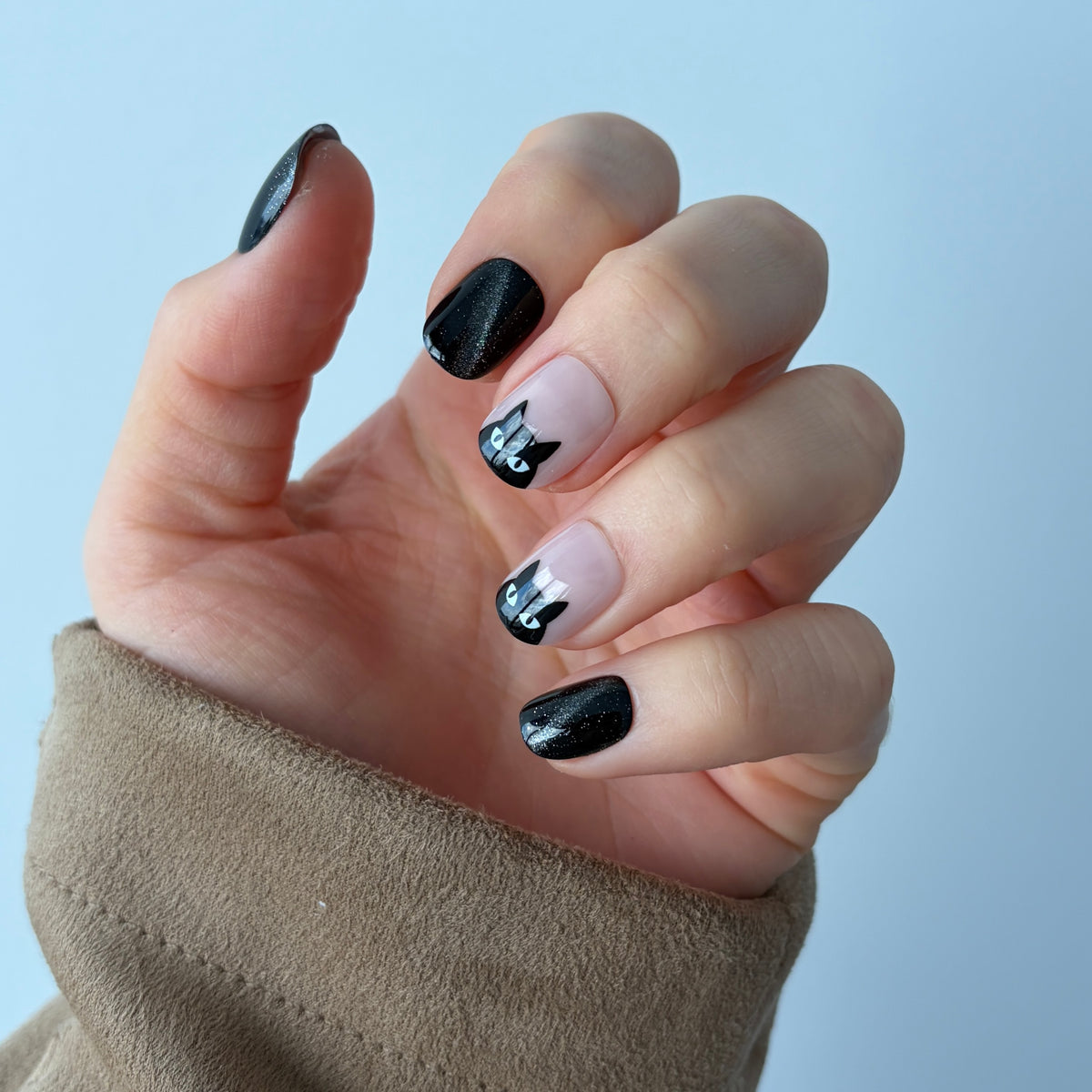 Candy Claws press-on nails with black cat french tip in extra-short size. Featuring a black cat eye, and cats for Halloween. Damage free reusable nails.